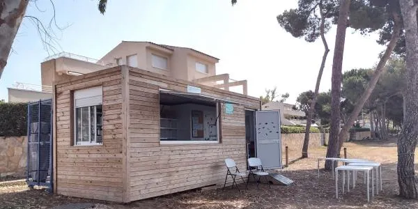 La Bibliomar d'Altafulla torna a acostar la lectura als veïns i visitants de Baix a Mar aquest estiu