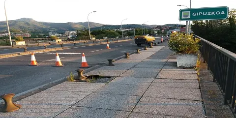 LA DELEGADA DE MOVILIDAD CRISTINA LABORA SOLICITA A DIPUTACIÓN EL ARREGLO DE LAS ACERAS DEL PUENTE DE SANTIAGO