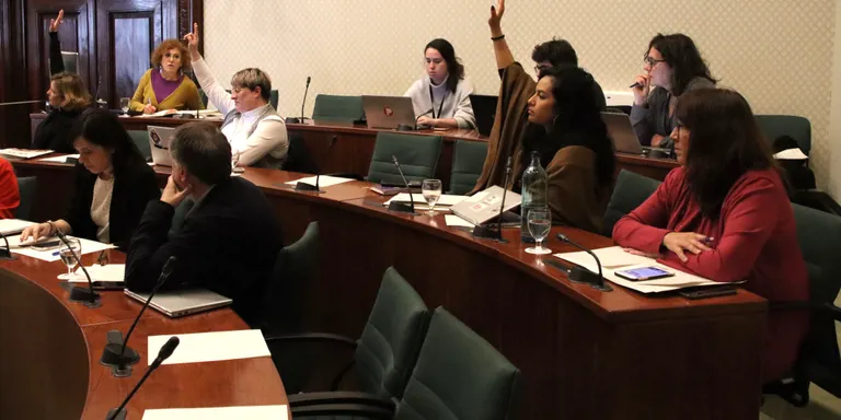 PSC, ERC i Junts aproven l'informe de la covid a les residències malgrat el malestar dels familiars