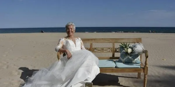 Una model amb més de 60 anys vestida de núvia protagonitza una campanya contra la discriminació per raons d'edat