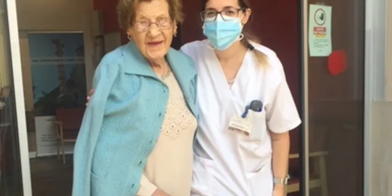 Administren la segona dosi de la vacuna a una àvia de 105 anys d'Arbúcies