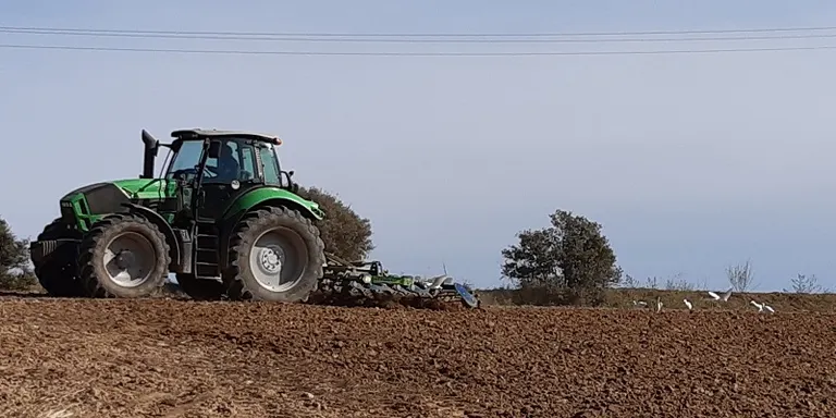Unió de Pagesos estudia denunciar el 'Pla Renove' de maquinària anunciat pel Ministeri d'Agricultura