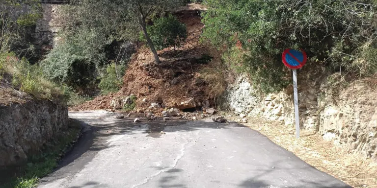 Un despreniment de pedres d’un mur obliga a actuar a Sa Riera sense causar ferits