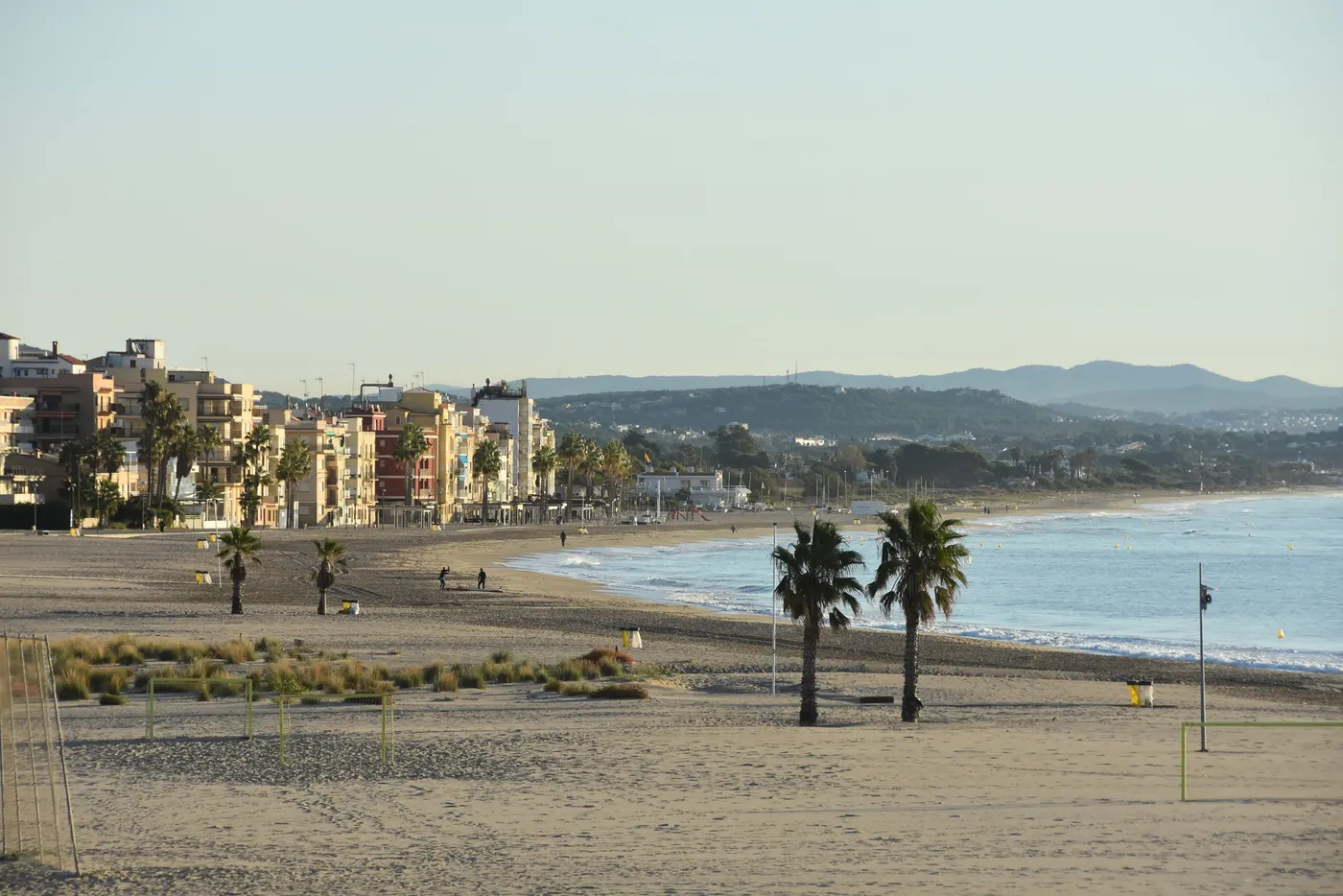 L'Ajuntament estudiarà instal·lar baranes a la platja per accedir a l'aigua