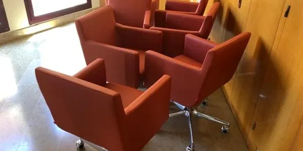 La sala de plens de l’Ajuntament d’Altafulla està preparada per a la sessió d’investidura