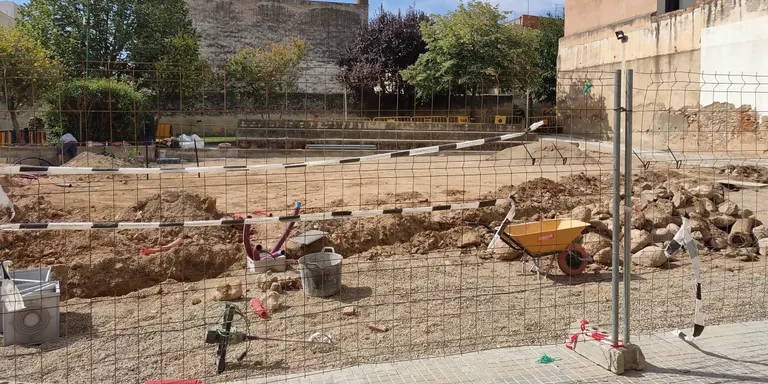 El primer aparcament dissuasiu, a la plaça de la Fàbrica