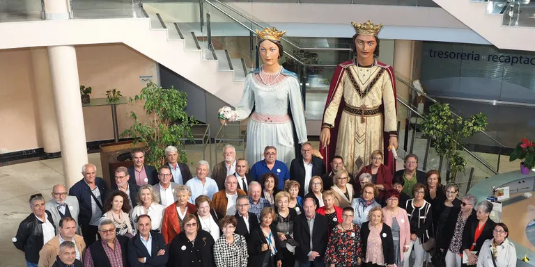 Els cambrilencs i les cambrilenques que celebren els 60 i els 65 anys reben un homenatge de l’Ajuntament