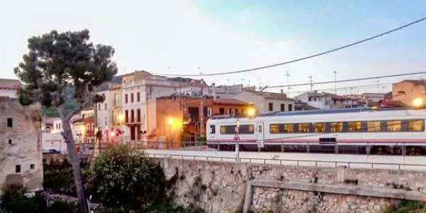 Roda de Berà reclama mesures urgents per millorar la seguretat del pas a nivell davant l'increment del trànsit de trens per la via de l'interior