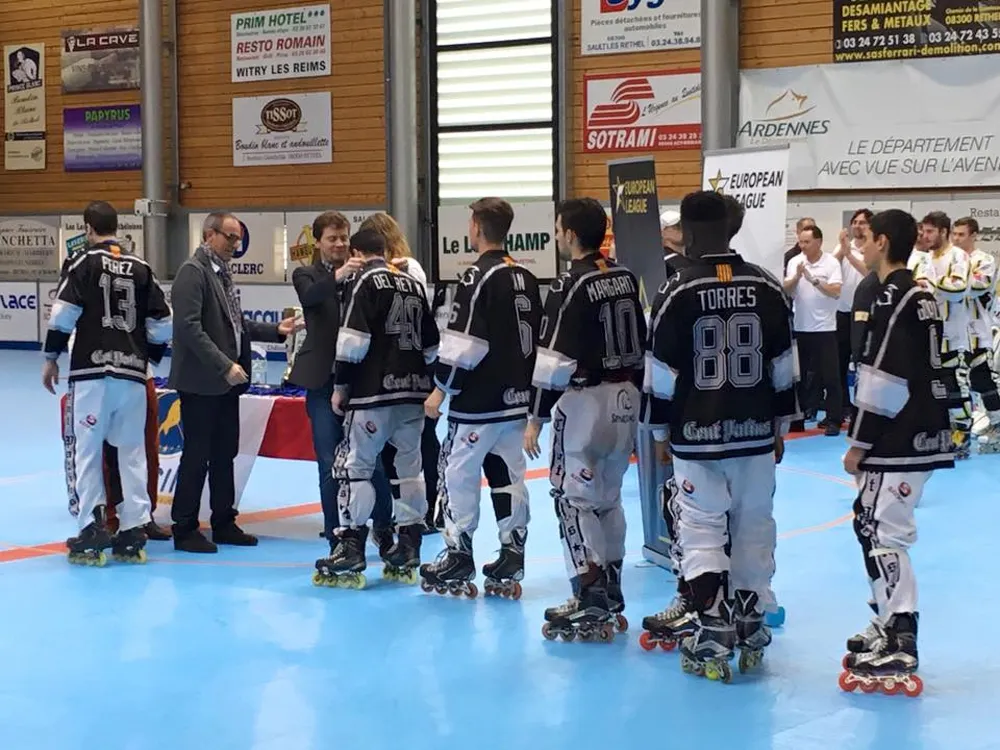 El conjunt rubinenc rebent les medalles en l'acte de cloenda de l'Europeu / Foto: Cent Patins