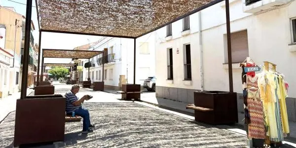Els veïns i visitants del carrer Llevant d’Altafulla ja gaudeixen de les ombres dels nous tendals