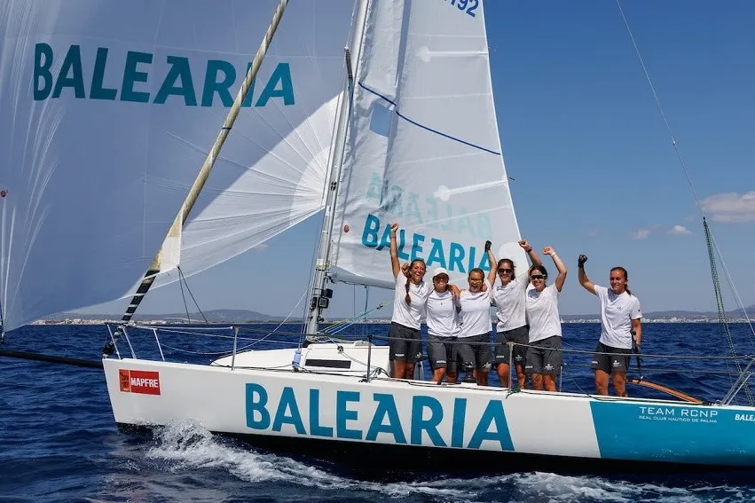 Miriam Oliva, Alberto Guillén i Món Cañellas, regatistes del CNCB, fan pòdium a la 40a Copa del Rey Mapfre