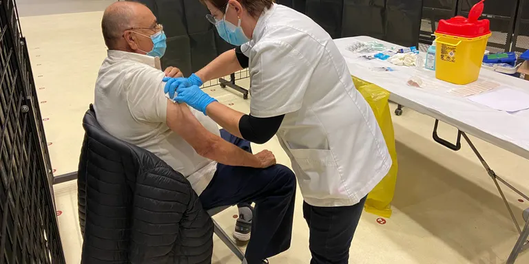 El Centre Sanitari administra més d'un miler de dosis en la doble jornada de vacunació massiva a la sala polivalent