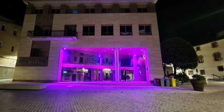 L’Ajuntament de Caldes il·lumina la façana de lila per sumar-se al Dia Internacional de la Prematuritat