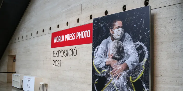 El World Press Photo torna a Barcelona amb la covid, el canvi climàtic i les protestes ciutadanes com a eixos principals