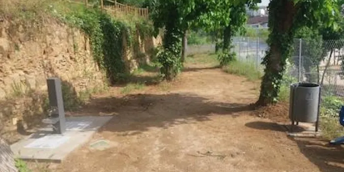 El parc Fèlix Cucurull ja disposa d’un espai d’esbarjo pels gossos