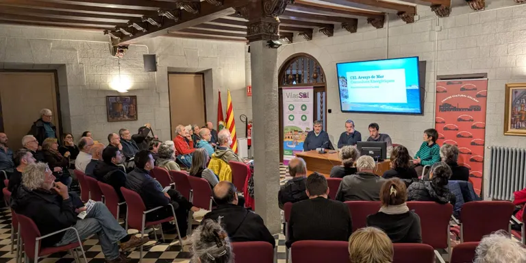Més de 60 persones assisteixen a la presentació de la Comunitat Energètica d'Arenys de Mar