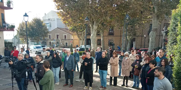 Arenys fa un minut de silenci per lamentar la mort d’un menor d’edat i el seu pare en un habitatge de la colònia Andersen
