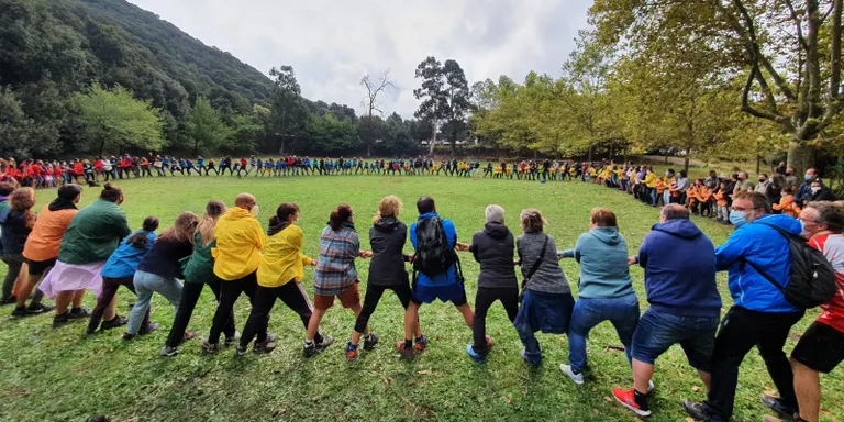 120 infants i joves amb les seves famílies participen a la Festa del Pas del Cau de Pineda