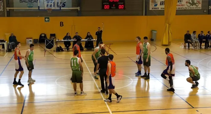 Moment de l'inici del partit ( Foto: Arenys BÃ squet )