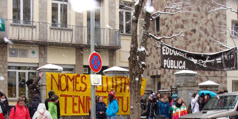 Un 70 per cent dels alumnes de l'Institut Joan Brudieu se sumen a la vaga