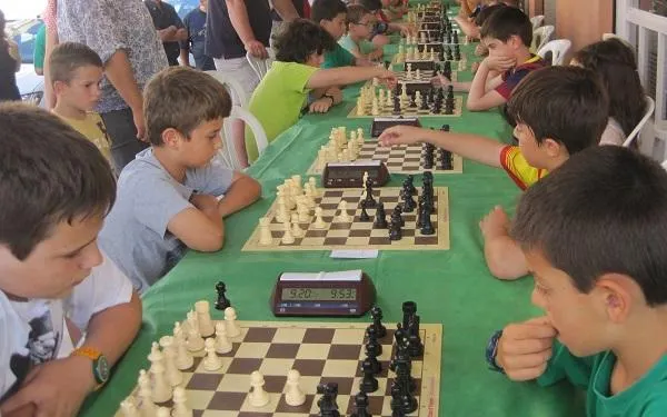 Una cinquantena d’infants participen en el IV Torneig Infantil d’Escacs de Torredembarra