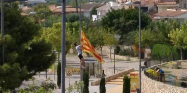 Despengen l’estelada de l’Avinguda Marquès de Tamarit d’Altafulla