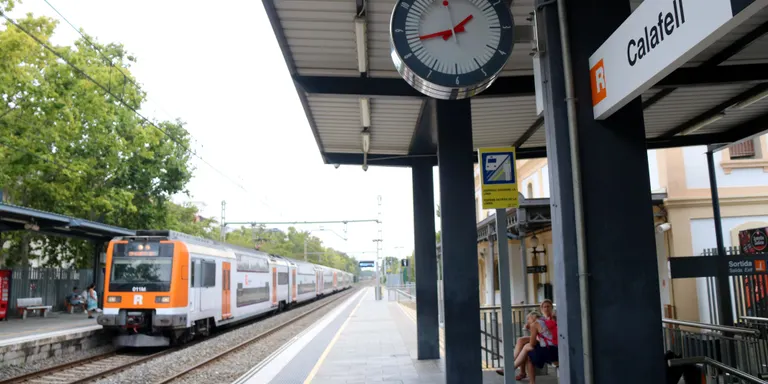 L'incendi en un tren a l'estació de Calafell prolonga els retards que s'arrosseguen a Rodalies des del cap de setmana