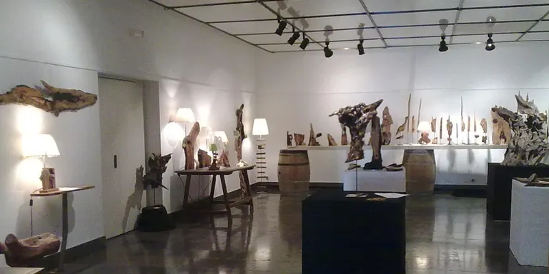 El Consell Comarcal acull una exposició de mobles, escultures i objectes fets amb fusta d'olivera