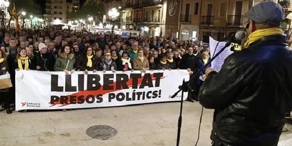 L’ANC d’Altafulla es concentra davant l’Ajuntament de Tarragona el dia en què es compleixen tres mesos de l’empresonament dels ‘Jordis’