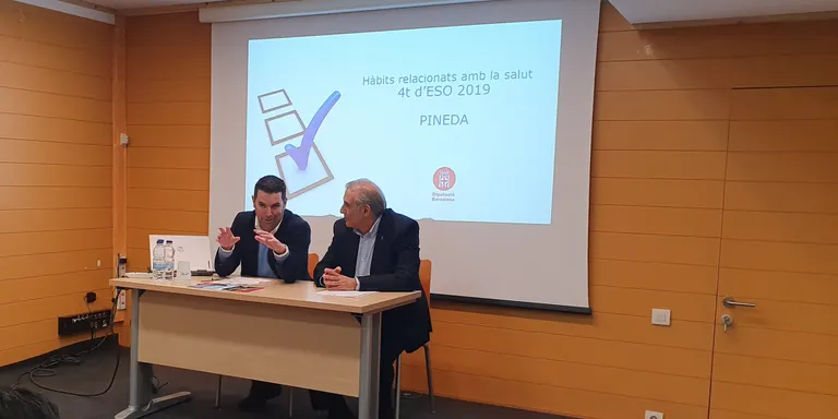 La meitat dels joves de 15 a 17 anys desatenen les seves obligacions per estar connectats a xarxes socials, tv i videojocs