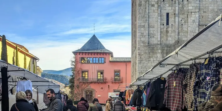 El mercat setmanal de la Seu d’Urgell reincorpora les parades de productes no alimentaris