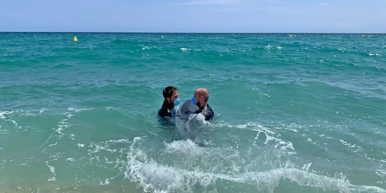 Rescat d’un dofí, sense final feliç, a la platja de Vilassar de Mar