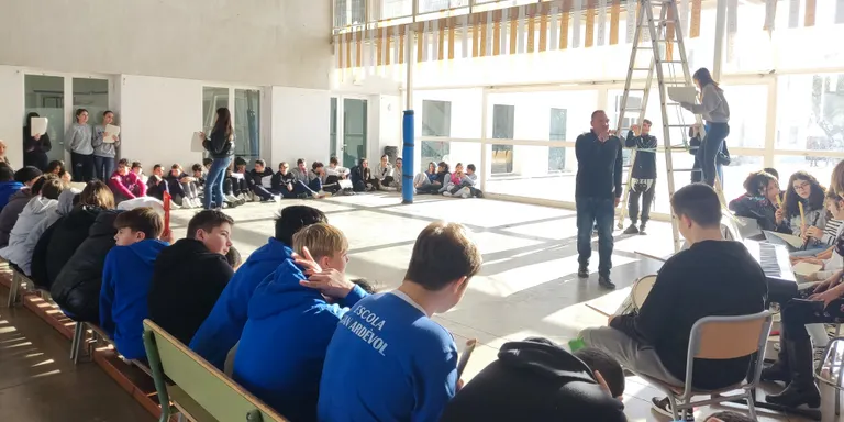 Els alumnes de segon d’ESO de l’Institut Escola Joan Ardèvol interpretaran una obra de teatre musical