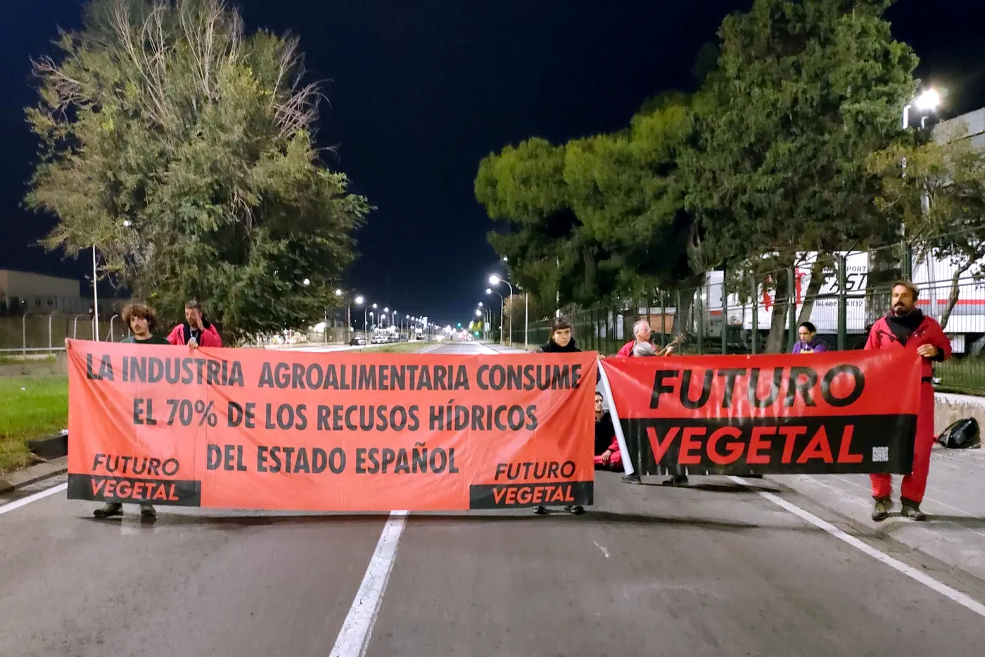 Un grup d'activistes talla de matinada l'accés dels productes càrnics a Mercabarna