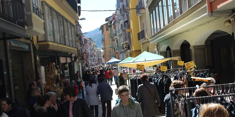 La bona climatologia atrau compradors en la jornada 'Botigues al carrer'