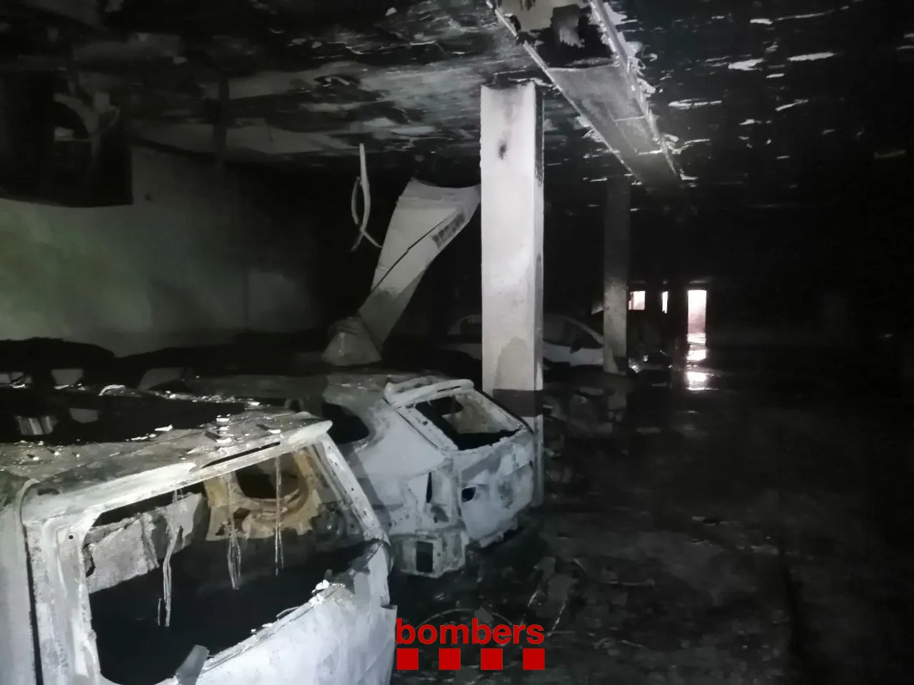 Un incendi en un aparcament soterrani afecta diversos vehicles