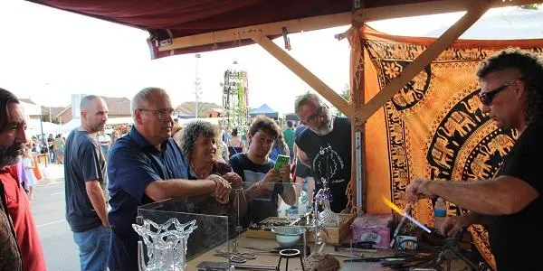 La 21a Fira d’Artesans d’Altafulla viu un primer dia amb bones vibracions i rècord de visitants
