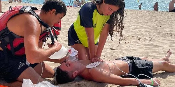 La platja de Roda de Berà acull un simulacre de salvament i socorrisme