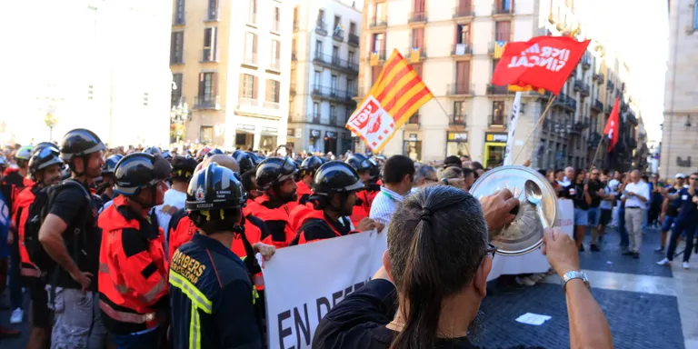 Treballadors municipals de Barcelona es manifesten a les portes del consistori per la suspensió dels premis d'antiguitat