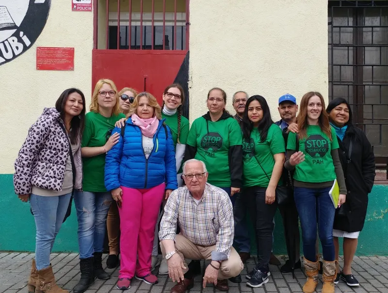 Membres de la PAH a la plaça d'Anselm Clavé