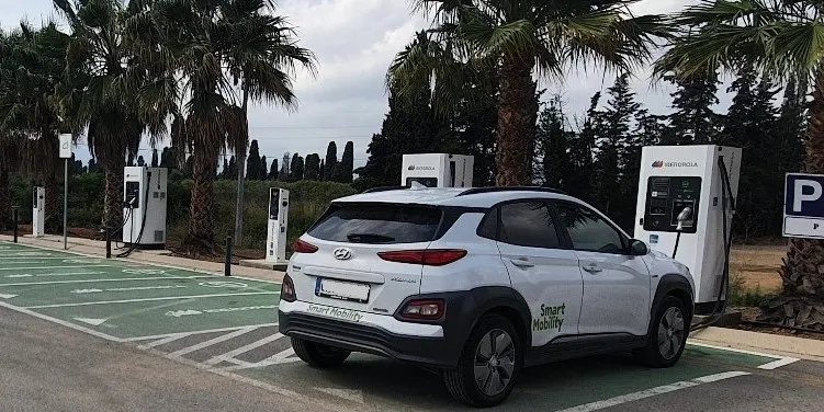 Iberdrola instal·la cinc carregadors de cotxes elèctrics a Cambrils