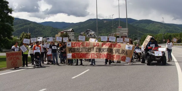 Una trentena de manifestants demanen el retorn de fiances d'un bloc de l'Horta del Valira