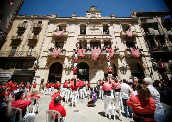 Les dues colles dels Xiquets de Valls alcen pilars de 5 per Sant Joan