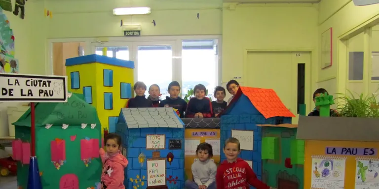 Els alumnes de l'escola Pau Claris construeixen 'La ciutat de la Pau'