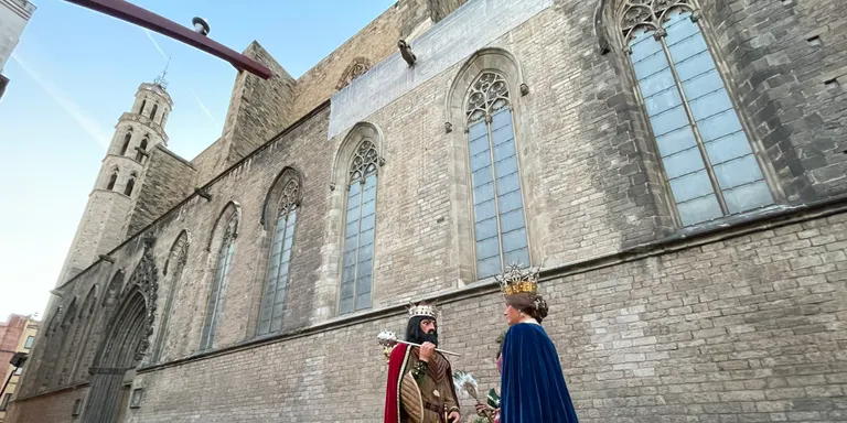 Tres elements de la imatgeria festiva vallenca ballen a la Basílica de Santa Maria del Mar de Barcelona