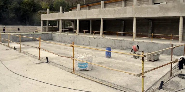 Recta final de la construcció de la piscina municipal de Sort