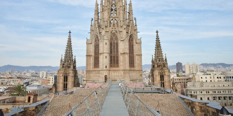 La Catedral de Barcelona acaba la restauració dels vitralls i inaugura un mirador