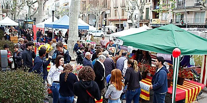 La Riera i la plaça de l’Església s’omplen durant la diada de Sant Jordi