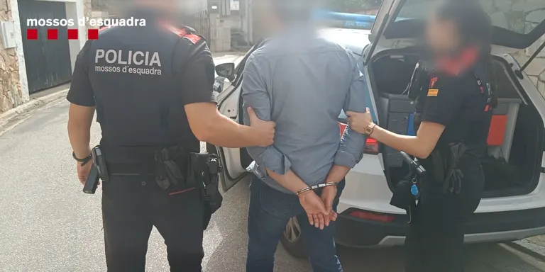 Detenen un veí de Lloret de Mar per proferir amenaces i tenir un discurs d'odi racista i homòfob a les xarxes socials