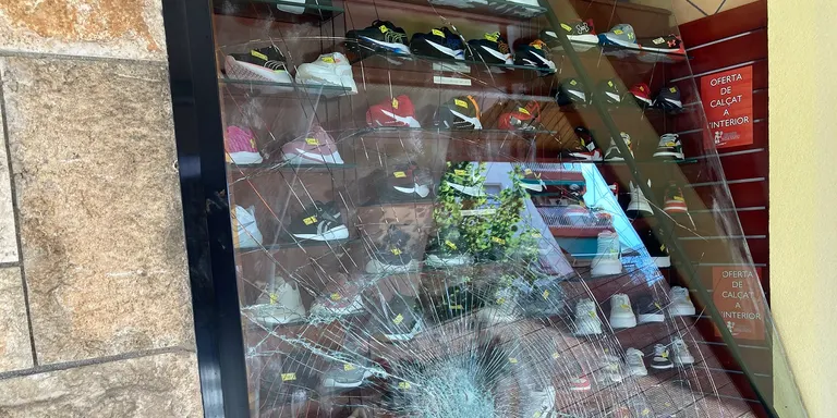 Detingut 'in fraganti' un jove de 19 anys mentre robava en una botiga de Pineda